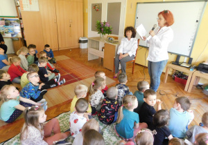 Pani dyrektor czyta przedszkolakom wiersz "Biedronki" z tomiku pani Doroty.