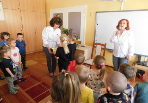 Julia i Miłosz z grupy Krasoludków wręczają laurkę i prezent pani Dorocie.