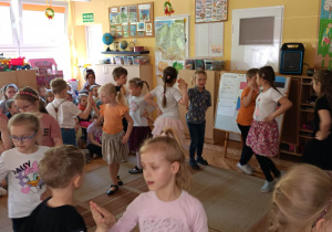 Dzieci podczas tańca niemieckiego.