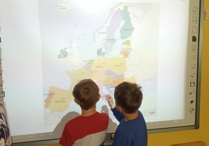 Ignacy i Alan szukają poznane dziś kraje na mapie Europy.