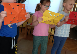 Dzieci z grupy Żabek prezentują swoje belgijskie koronki.