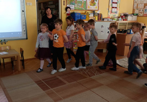 Dzieci z gracją prezentują poloneza.