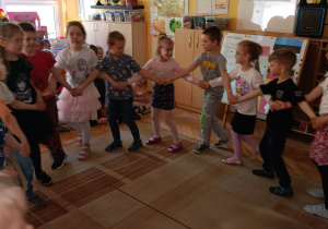Starszaki prezentują taniec estoński.