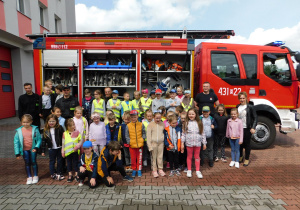 Wspólne zdjęcie strażaków z przedszkolakami z grup Żabek i Krasnoludków.