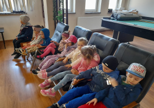 Dzieci z grupy Biedronek oglądają pokaz ratowniczy.