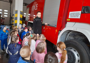 Pan Krystian prezentuje największy samochód strażacki.