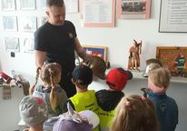 Dzieci zwiedzają muzeum w straży pożarnej.
