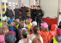 Strażacy witają przedszkolaków na Powiatowej Komendzie Straży Pożarnej w Łasku.