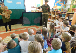 Żołnierz pyta o zgodę generała czy niedźwiedzia można zostawić w wojsku.