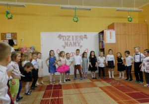 Dzieci z grupy Biedronek wykonują taniec do piosenki "Boogie woogi".
