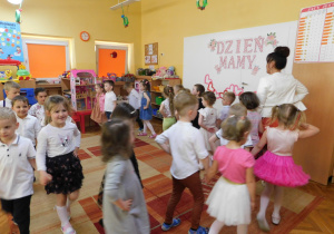 Taniec "Rusałka" w wykonaniu dzieci z grupy Biedronek.