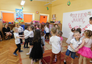 Dzieci tańczą w parach taniec "Rusałka".