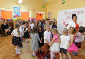 Dzieci obracają się w kółeczku w tańcu "Rusałka".