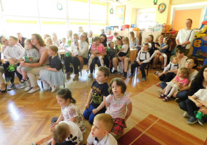 Dzieci i rodzice oglądają z zaciekawieniem prezentację.