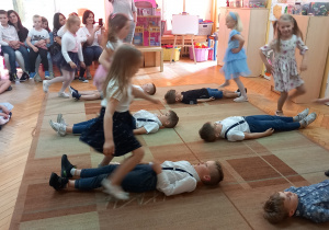 Dzieci prezentują swoje umiejętności taneczne w tańcu „Let's Twist Again".