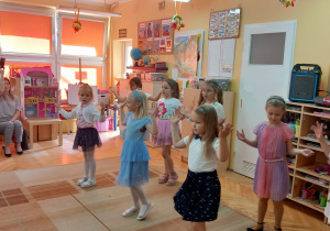 Dziewczynki z zespołu Iskierki zaprezentowały się w tańcu „Waka, waka”.