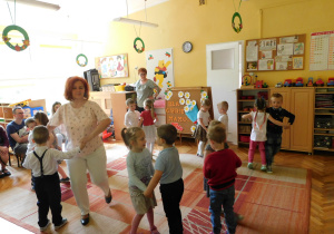 Milusińscy wraz z Panią Dyrektor tańczą taniec "Rusałka".