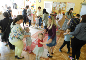 Dzieci cieszą się ze wspólnego tańca.