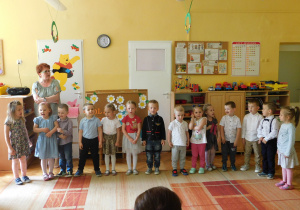 Dzieci recytują wiersz "Tulipan".