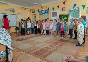 Dzieci z grupy Słoneczek recytują wiersz Juliana Tuwima "Bambo".