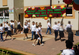 Starszaki z grupy Krasnoludków tańczą poloneza.