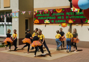 Dzieci prezentują swoje umiejętności w tańcu „Let's Twist Again".