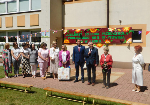 Pani Dyrektor w imieniu swoim i wszystkich pracowników przyjęła gratulacje i życzenia od władz gminy Łask na czele z burmistrzem Gabrielem Szkudlarkiem oraz gości.