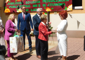Prezes Łaskiego Uniwersytetu Trzeciego Wieku, Pani Aleksandra Tarnowska na ręce Pani Dyrektor składa życzenia.