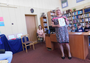 Pani Ula pokazuje książkę, na podstawie której dzieci wykonały wspaniałe prace plastyczne na konkurs.