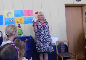 Pani Ula prezentuje jedną z prac wykonanych na konkurs - różę.