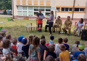 Pani Aneta wręcza Panu Łukaszowi dyplom z podziękowaniem za udział w akcji "Cała Polska czyta dzieciom".