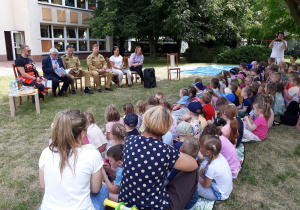 Pan Burmistrz Łasku Gabriel Szkudlarek wita się ze wszystkimi uczestnikami akcji "Cała Polska czyta dzieciom".