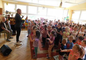 Dzieci tańczą do melodii piosenki "Ai Se Eu Te Pego".
