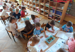 Dzieci rysują siebie obok Jana Łaskiego.