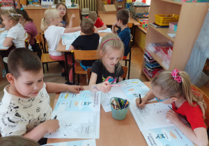 Dzieci rysują i kolorują obrazki – jak dbamy o czyste powietrze w Łasku.