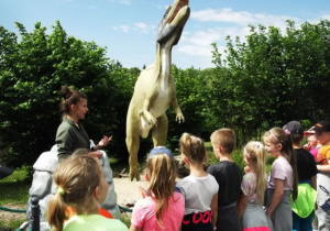 Przewodniczka opowiada dzieciom o dinozaurach