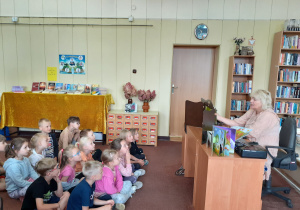 Dzieci słuchają opowieści o „Magicznej gąsienicy”.