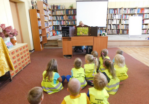 Dzieci słuchają opowieści o „Magicznej gąsienicy”.