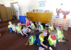 Dzieci wraz z Panią Zosią naśladują sposób poruszania się gąsienicy.