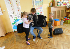 Swoją melodię zagrała Zosia z grypy Żabek wraz z Dorianem z grupy Słoneczek.