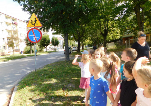"Biedroneczki" przyglądają się znakowi - Uwaga. Dzieci na drodze.