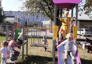 Pierwsze zabawy Krasnoludków na placu przedszkolnym.
