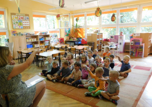 Dzieci wskazują model szczoteczki, jakiego używają w domu.