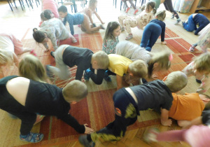 Dzieci podczas zabawy ruchowej "Słonie".