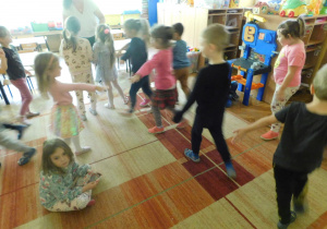 Dzieci podczas zabawy ruchowej "Latajace słonie".