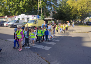 Dzieci idą z Paniami przechodzą przez przejscie dla pieszych.