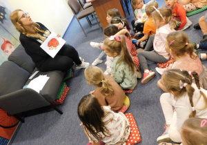 Dzieci przyglądają się obrazkowi jeża, który pokazuje pani Milena.