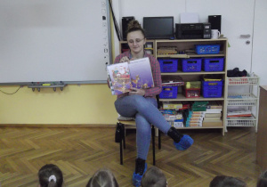 Dzieci oglądają ilustrację przedstawiającą zaprzęg Mikołaja.
