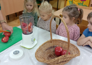Dzieci obserwują co można zrobić z pomidorów.