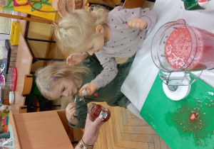 Kaja i Lenka smakują przecier pomidorowy.